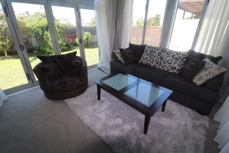 Photo of property in 7n Clearwater Cove, West Harbour, Auckland, 0618