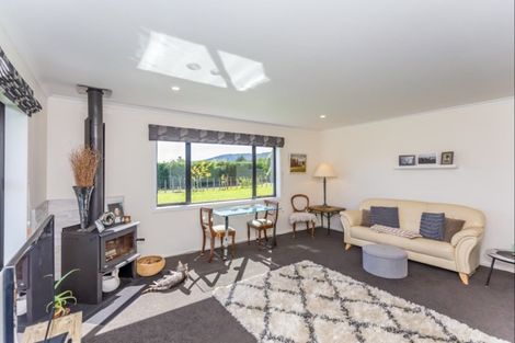 Photo of property in 398a Tararua Road, Levin, 5571