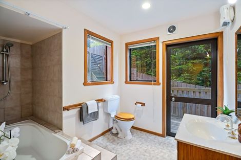 Photo of property in 138a Wynyard Crescent, Fernhill, Queenstown, 9300