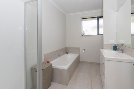 Photo of property in 13 Mcgowan Rise, Tuakau, 2121