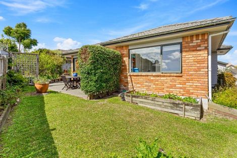 Photo of property in 20 Mackwell Road, Fairview Heights, Auckland, 0632