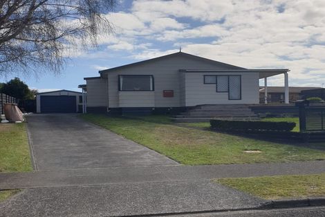 Photo of property in 40 Edgewater Parade, Waiuku, 2123