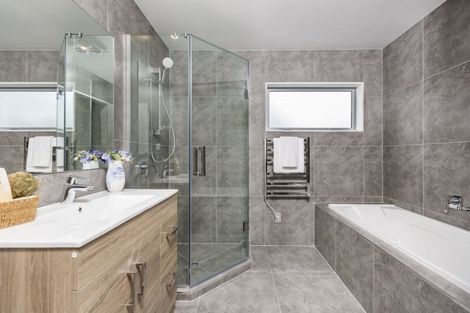 Photo of property in 17 Normanton Street, Glenfield, Auckland, 0629