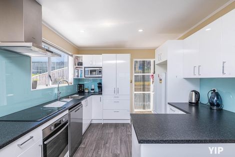 Photo of property in 9a Pimlico Place, Newlands, Wellington, 6037