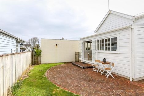 Photo of property in 32 Belt Road, Moturoa, New Plymouth, 4310
