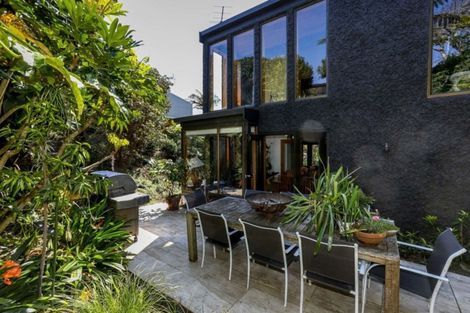 Photo of property in 319 Mangorei Road, Merrilands, New Plymouth, 4312