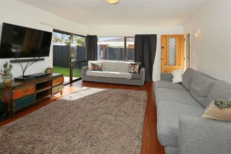Photo of property in 3/98 Roberts Road, Te Atatu South, Auckland, 0610
