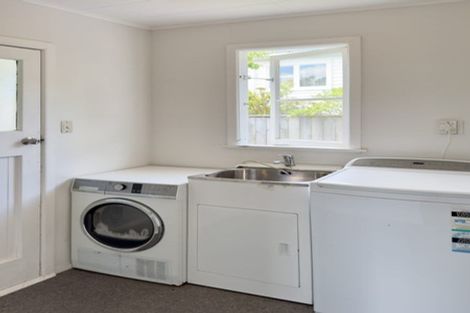 Photo of property in 48 Brooker Grove, Newlands, Wellington, 6037