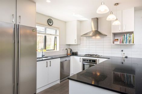 Photo of property in 31 Springvale Drive, Fairview Heights, Auckland, 0632