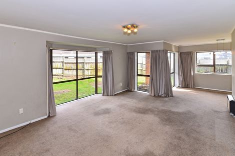 Photo of property in 8 Carlinka Place, Conifer Grove, Takanini, 2112