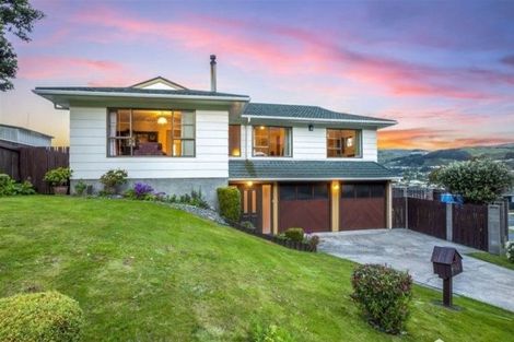 Photo of property in 2 Saint Aidans Way, Tawa, Wellington, 5028