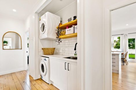 Photo of property in 28 Rewarewa Road, Te Atatu Peninsula, Auckland, 0610