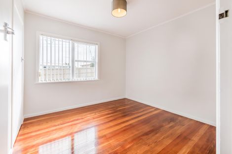 Photo of property in 20 Sylvan Crescent, Te Atatu South, Auckland, 0610