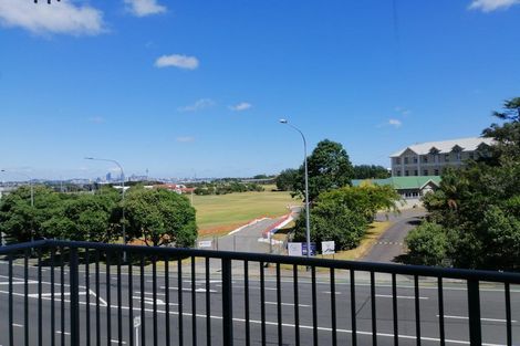 Photo of property in Shoal Haven Apartments, 308a/130 Anzac Street, Takapuna, Auckland, 0622