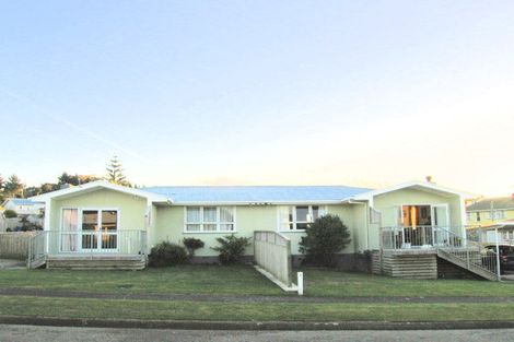 Photo of property in 4 Suffolk Place, Cannons Creek, Porirua, 5024