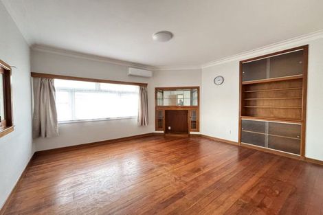 Photo of property in 39 Staveley Avenue, Mount Roskill, Auckland, 1041