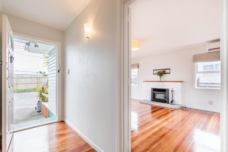 Photo of property in 20 Sylvan Crescent, Te Atatu South, Auckland, 0610