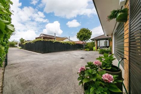 Photo of property in 19 Heversham Place, Glendene, Auckland, 0602