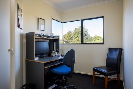 Photo of property in 22 Kinross Drive, Merrilands, New Plymouth, 4312