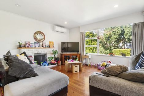 Photo of property in 10 Aplin Place, Birkdale, Auckland, 0626