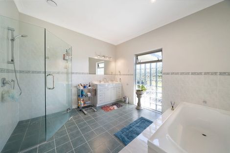 Photo of property in 154 Boord Crescent, Kumeu, 0891