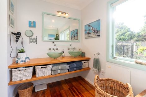 Photo of property in 108 Wellington Road, Paekakariki, 5034