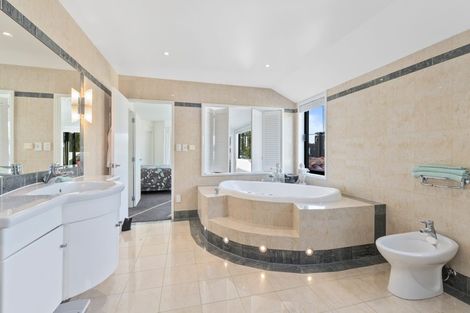 Photo of property in 7 Frieston Road, Milford, Auckland, 0620