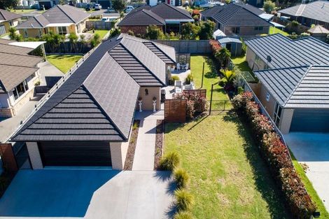 Photo of property in 16 Roto View, One Tree Point, 0118