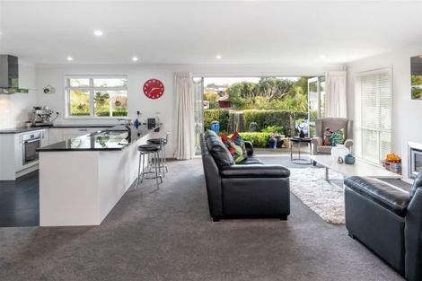 Photo of property in 98 Beach Road, Mellons Bay, Auckland, 2014