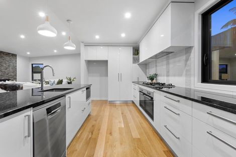 Photo of property in 7b Montrose Place, Highlands Park, New Plymouth, 4312