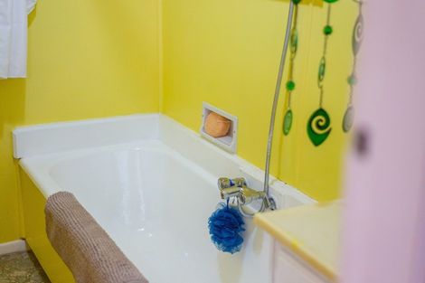 Photo of property in 24 Brassey Street, Waverley, 4510