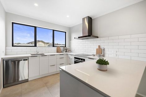 Photo of property in 30a Kukuwai Avenue, Red Beach, 0932