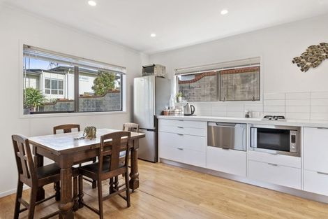 Photo of property in 31 Ridge Road, Waiake, Auckland, 0630