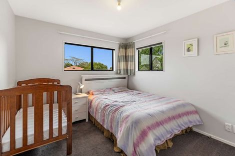 Photo of property in 17 Woburn Place, Takaro, Palmerston North, 4412