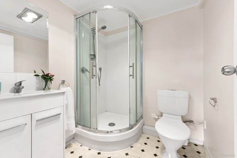 Photo of property in 10 Halcombe Place, Green Bay, Auckland, 0604