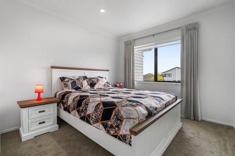 Photo of property in 15 Biplane Street, Takanini, 2112