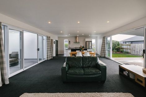 Photo of property in 10 Monaco Grove, Fitzherbert, Palmerston North, 4410