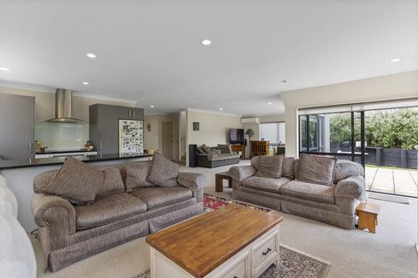 Photo of property in 28 Ina Ville Drive, Pukekohe, 2120