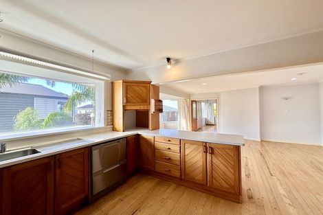 Photo of property in 13 Peter Terrace, Castor Bay, Auckland, 0620