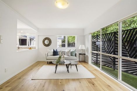 Photo of property in 2/16 Rangitoto Terrace, Milford, Auckland, 0620