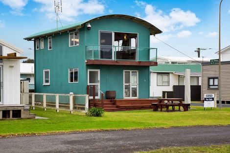 Photo of property in 26 Third Avenue, Urenui, 4377