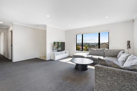 Photo of property in 15 Black Teal Close, Unsworth Heights, Auckland, 0632
