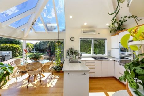 Photo of property in 7 Sequoia Grove, Merrilands, New Plymouth, 4312