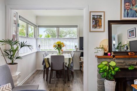 Photo of property in 5 Thomas Rea Place, Te Atatu South, Auckland, 0610