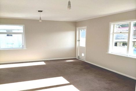Photo of property in 2/139 Queens Drive, Lyall Bay, Wellington, 6022