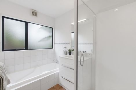 Photo of property in 2/40 Carlisle Road, Browns Bay, Auckland, 0630