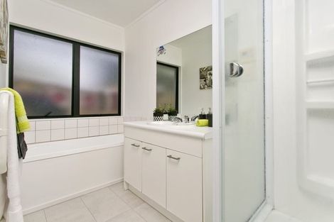 Photo of property in 24 Chedworth Drive, Glenfield, Auckland, 0629