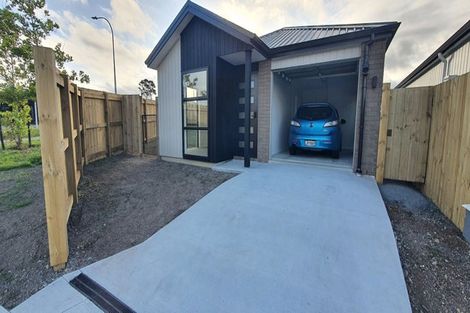 Photo of property in 33 Red Hills Road, Massey, Auckland, 0614
