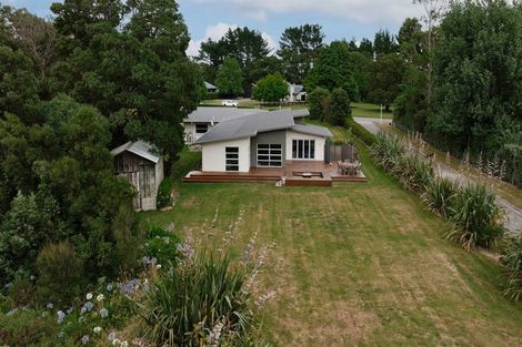 Photo of property in 8 Titirangi Drive, Fitzherbert, Palmerston North, 4471