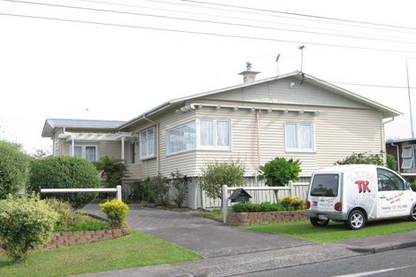 Photo of property in 3 Lyndhurst Road, Te Atatu South, Auckland, 0610